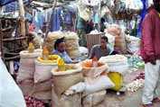 Prodejci koření na trhu v Dire Dawě. Etiopie.