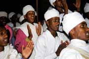 Zpívající mniši během Timkatu. Lalibela. Sever,  Etiopie.