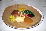 Injera - tradiční etiopské jídlo. Jedná se o nakyslou placku, která je doplněna ruznými masovými či zeleninovými omáčkami. Etiopie.