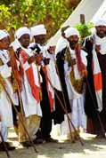Mniši během Timkatu. Čekají na procesí. Lalibela. Sever,  Etiopie.