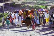 Cesta na místo, kde se formovalo hlavní Timkatské procesí. Lalibela. Etiopie.