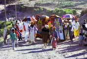 Cesta na místo, kde se formovalo hlavní Timkatské procesí. Lalibela. Sever,  Etiopie.