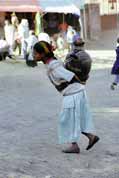 Nesen vody od veejn pumpy do domeku. Lalibela. Etiopie.