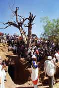 Lidé čekající na příchod procesí. Lalibela. Sever,  Etiopie.