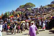 Lidé čekající na příchod procesí. Lalibela. Etiopie.