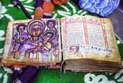 Stará Bible napsaná na kozí kůži. Etiopie.
