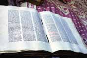 Stará Bible napsaná na kozí kůži. Sever,  Etiopie.