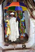 Kněz ve svém chrámu na jezeře Tana. Ukazuje svaté předměty. Sever,  Etiopie.