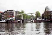 Vodn kanl se zvedacm mostem. Amsterdam. Nizozemsko.