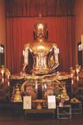 Zlat� Budha v chr�mu Sukhothai Traimit. Bangkok. Thajsko.