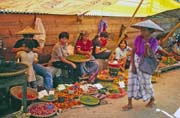 Velký týdenní trh ve městě Rantepao, oblast Tana Roraja. Indonésie.