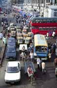 Dopravní zácpa u lokálního autobusového nádraží v Dháce. Bangladéš.