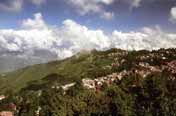 Pohled na město Darjeeling. Indie.