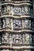 Erotická výzdoba chrámů v Khajuraho. Indie.