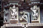Erotická výzdoba chrámů v Khajuraho. Indie.