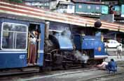 Parní lokomotiva na nádraží v Darjeelingu. Indie.
