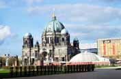 Pohled na Berliner Dom (Berlínská katedrála). Berlín. Německo.