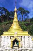 Malá stupa na cestě k posvátné stupě v Kyaiktiyo. Myanmar (Barma).
