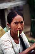 Žena kouřící cheroot - tradiční Barmskou cigaretu. Oblast jezera Inle. Myanmar (Barma).