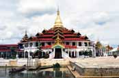 Chrám Phaung Daw U Paya. Oblast jezera Inle. Myanmar (Barma).