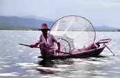 Rybář na jezeře Inle. Myanmar (Barma).