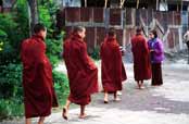 Každé ráno mniši obcházejí vesnici a žádají o jídlo. Tento buddhistický zvyk je k vidění po celé Barmě. Toto je konkrétně vesnice Kalaw. Myanmar (Barma).