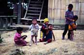 Děti na venkově. Oblast okolo vesnice Kalaw. Myanmar (Barma).
