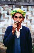 M�stn� mu� (p��slu�n�k horsk�ho kmene) kou�� barmskou cigaretu naz�vanou cheroot. Oblast okolo vesnice Kalaw.  Myanmar (Barma).