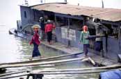 Vykládání nákladu z lodě. Mandalay. Myanmar (Barma).