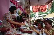 Prodejci sladkostí na "Nat" festivalu. Myanmar (Barma).