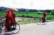 Mniši. Okolí vesnice Hsipaw. Myanmar (Barma).
