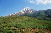 Mt Damavand - nejvyšší hora Íránu. Írán.