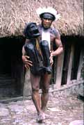 Domorodec z kmene Dani nese ukázat 300 let starou mumii. Vesnice Jiwika. Indonésie.