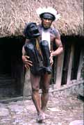 Domorodec z kmene Dani nese ukázat 300 let starou mumii. Vesnice Jiwika. Papua,  Indonésie.