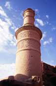 Minaret mešity ve vesnici Kharangh. Írán.
