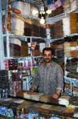 Obchod s kořením na trhu v Tabrizu. Írán.