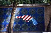 Politická propaganda na zdech bývalé ambasády USA. Teherán. Írán.