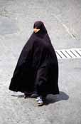 Íránská žena. Je oblečena do tradičního černého čádoru. Teherán. Írán.