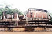 Zbytky starého města Polonnaruwa z doby vlády Indické dynastie Chola z 11.-12. století. Srí Lanka.