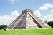 Chichen Itza, socha Chac-Moola uvnit pyramidy Kuklcan. Mexiko.