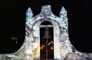 Zvon na Puerta de Tierra. Město Campeche. Mexiko.
