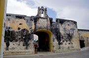 Brána v opevnění Puerta de Tierra. Město Campeche. Mexiko.