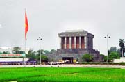 Mausoleum Hi Chi Minha a nekonečná fronta návštěvníků. Vietnam.