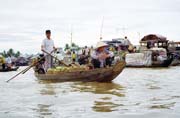 Život na vodě v Mekong deltě.  Vietnam.