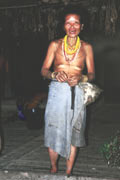 Mentawajská žena. Ostrov Siberut. Sumatra, Indonésie.