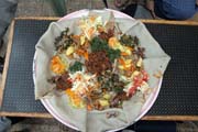 Tradiční a jediné jídlo - injara, kyselá placka vzhledově se blížící palačince. Podává se s různým mixem masa a zeleniny. Etiopie.