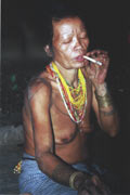 Mentawajská žena. Ostrov Siberut. Sumatra, Indonésie.
