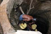 Vodu je vynášena řetězcem mužů z cca 10m hluboké studny do malé nádržky. Muži pro synchronizaci při podávání nádob zpívají. Zpívající studny, vesnice Dublock. Etiopie.