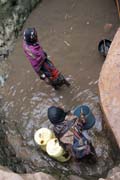 Vodu je vynášena řetězcem mužů z cca 10m hluboké studny do malé nádržky. Muži pro synchronizaci při podávání nádob zpívají. Zpívající studny, vesnice Dublock. Etiopie.