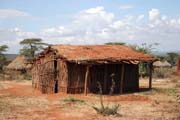 Domy se zatravěnou střechou v okolí Jinky. Zatravěná střecha dělá ve vedrech domy chladnější. Etiopie.